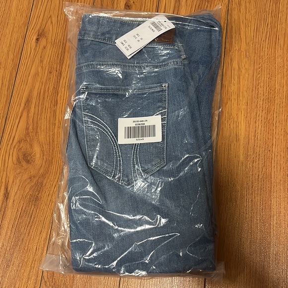 NWT Hollister Medium Wash Flare Jeans - Picture 4 of 4